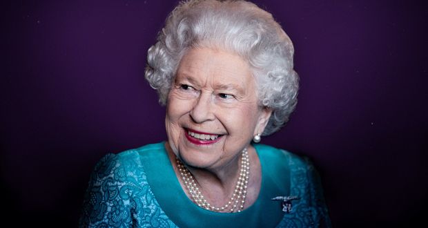 يشبه بروش الملكة إليزابيث.. طرح بروش من الألماس الأصفر للبيع في مزاد