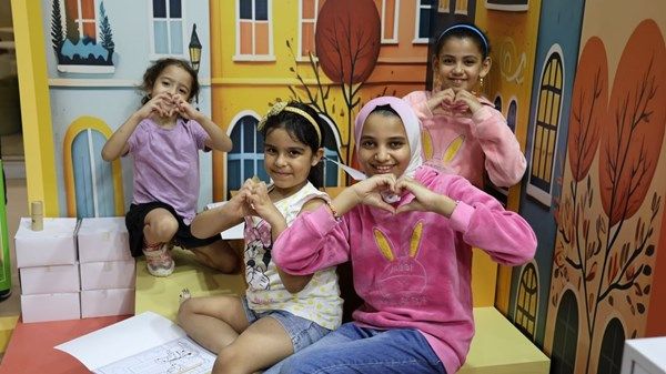 "الشارقة للعمل التطوعي" توزع 5900 مطبوعة خلال "القرائي للطفل"