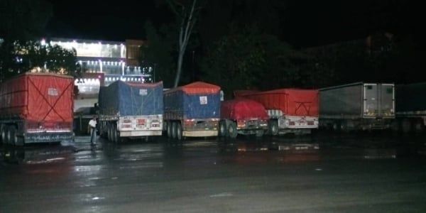 تعز.. سائقو النقل الثقيل بـ"الحوبان" يوقفون شاحناتهم رفضًا لجبايات حوثية جديدة