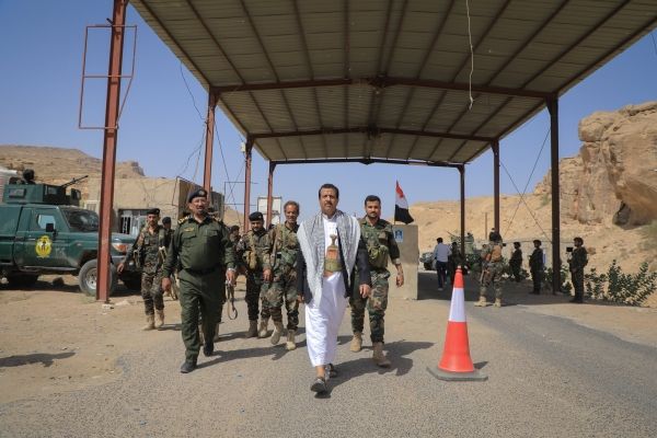 وكيل محافظة مأرب يتفقد نقطة الفلج ويؤكد جاهزية الطريق لعبور المسافرين باتجاه البيضاء