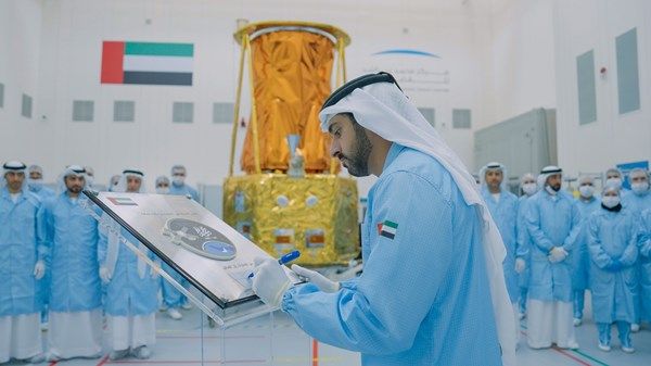 حمدان بن محمد يعتمد إطلاق القمر الاصطناعي «محمد بن زايد سات» في أكتوبر المقبل