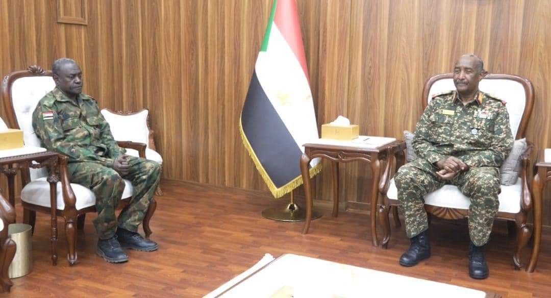 رئيس مجلس السيادة القائد العام للقوات المسلحة يلتقي اللجنة العليا للإستنفار والمقاومة الشعبية بولاية الخرطوم