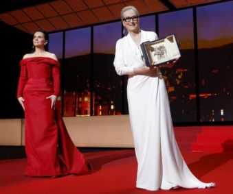 الكلب ميسي يخطف الأنظار من نجمات هولييود على السجادة الحمراء بمهرجان كان