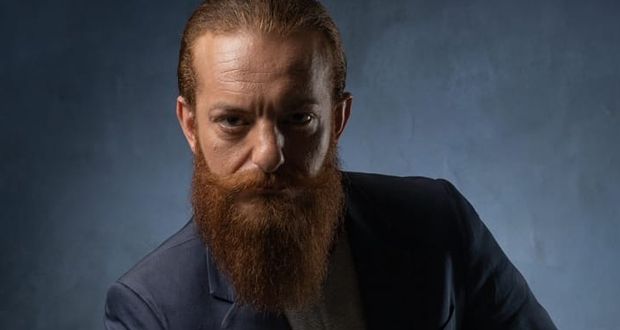 أويس مخللاتي يتعرض لإنتقادات قاسية بسبب مظهره الغريب