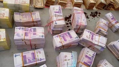 شاهد بالفيديو.. شاب سوداني يعيد مبلغ (177 مليار) وصلته عن طريق الخطأ عبر إحدى التطبيقات البنكية وصاحب المال يحلف عليه بالطلاق بأن يأخذ منها “مليار” ومتابعون: (لسه الدنيا بخيرها)