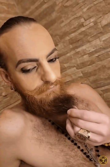 أويس مخللاتي يتعرض لإنتقادات قاسية بسبب مظهره الغريب