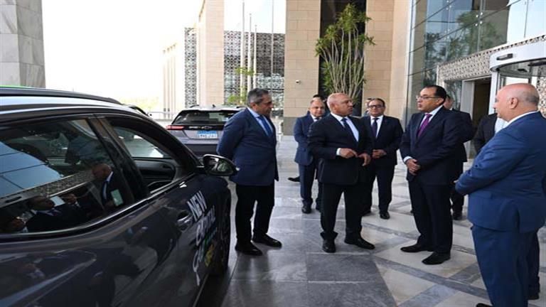 ليس لها صوت.. مدبولي يتفقد سيارات "تاكسي الكهرباء" بالعاصمة الإدارية