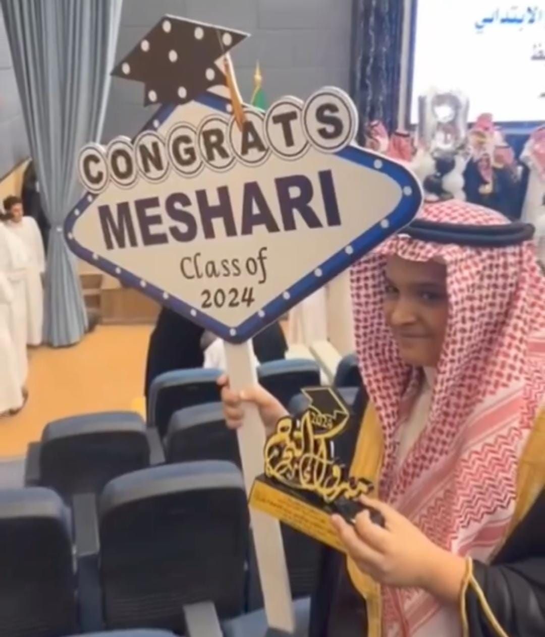 عائلة يحتفلون بتخرج اخيهم من الابتدائي .. فيديو