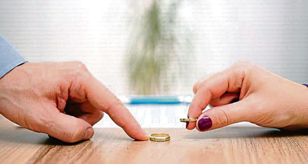 قانونية لـ"اليوم": الأم المطلقة الأحق بحضانة الأطفال ويحق للأب الرؤية