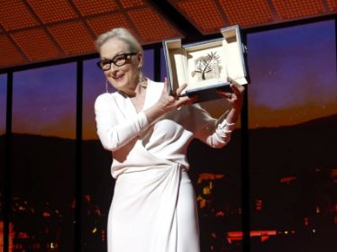 الكلب ميسي يخطف الأنظار من نجمات هولييود على السجادة الحمراء بمهرجان كان