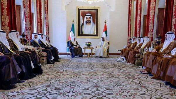 محمد بن راشد يلتقي بحضور منصور بن زايد.. رئيس مجلس الوزراء الكويتي