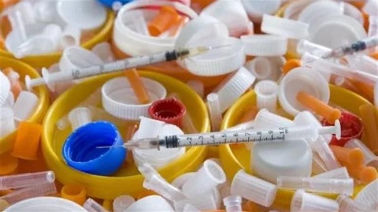 "البيئة" تناقش آليات معالجة المخلفات الطبية وتعزيز فرص الاستثمار بها