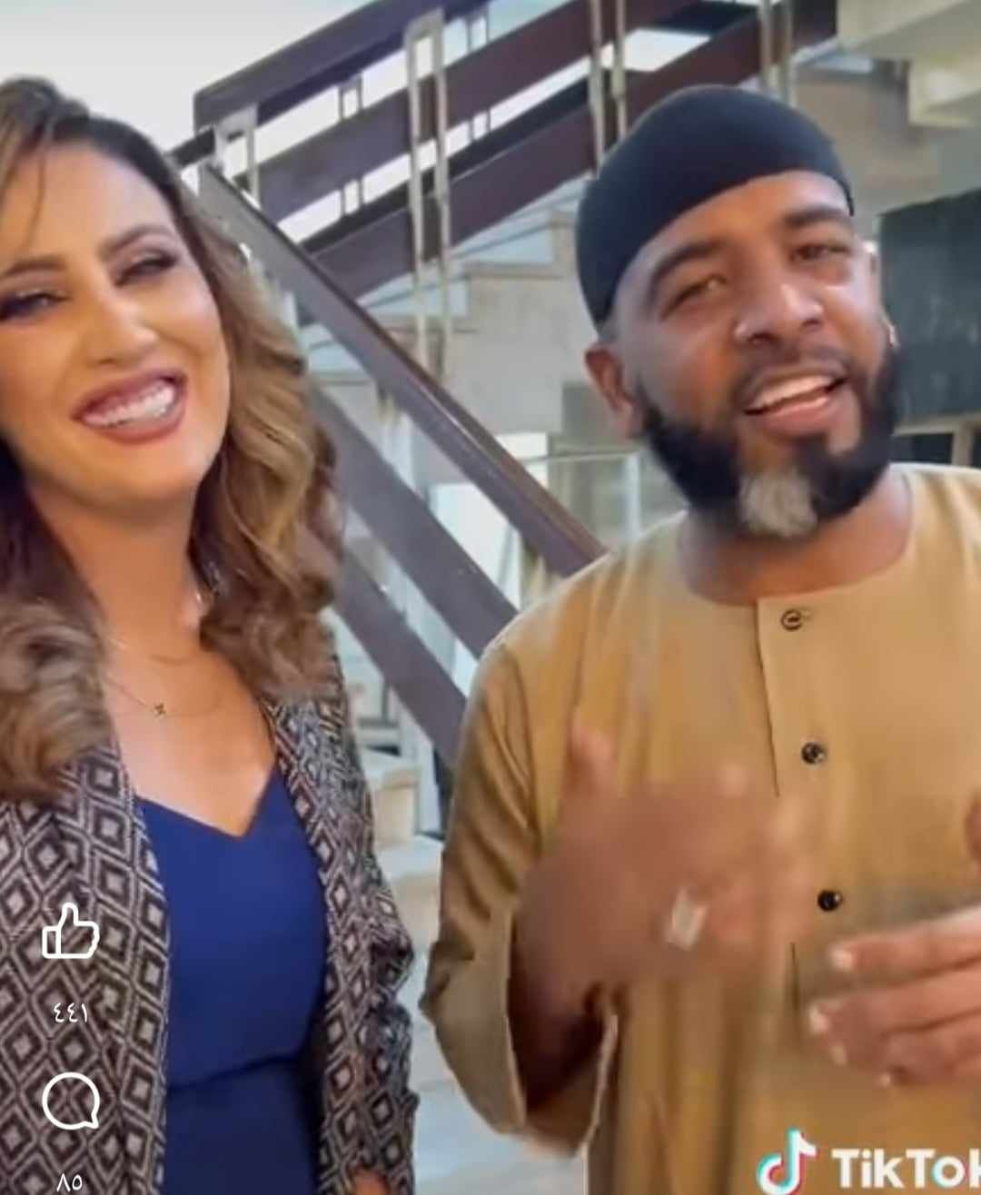 شاهد بالصورة والفيديو.. الفنان أحمد محمد عوض يتغزل في الحسناء المصرية العاشقة للفن السوداني (زولتنا وحبيبتنا وبنحبها جداً) وساخرون: (انبراش قدام النور والجمهور)