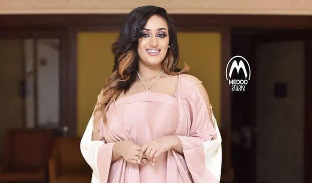 شاهد بالفيديو.. الرجل السودني الذي ظهر في مقطع مع الراقصة آية أفرو وهو يتغزل فيها يشكو من سخرية الجمهور : (ما تعرضت له من هجوم لم يتعرض له أهل بغداد في زمن التتار)