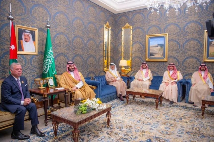 بالصور.. ولي العهد يلتقي عددا من المسؤولين على هامش قمة البحرين