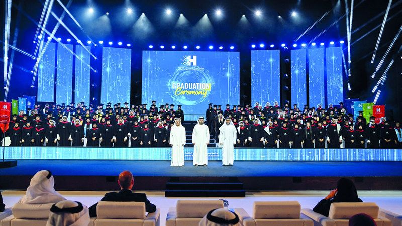 الامارات | منصور بن محمد يشهد حفل تخريج الدفعة 14 من الدارسين في جامعة حمدان بن محمد الذكية