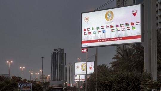 الخليج اليوم .. من حضر قمة البحرين ومن تغيب عنها من الزعماء العرب؟