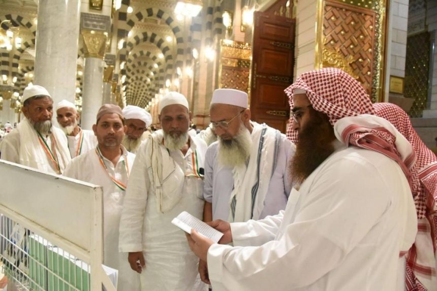  إثراءً لتجربة ضيوف الرحمن.. رئاسة الشؤون الدينية توزع كتيبات رقمية بلغات عالمية 