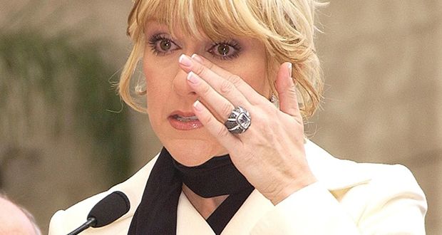 سيلين ديون تنهار باكيةً في حفلٍ غنائي.. فما السبب؟