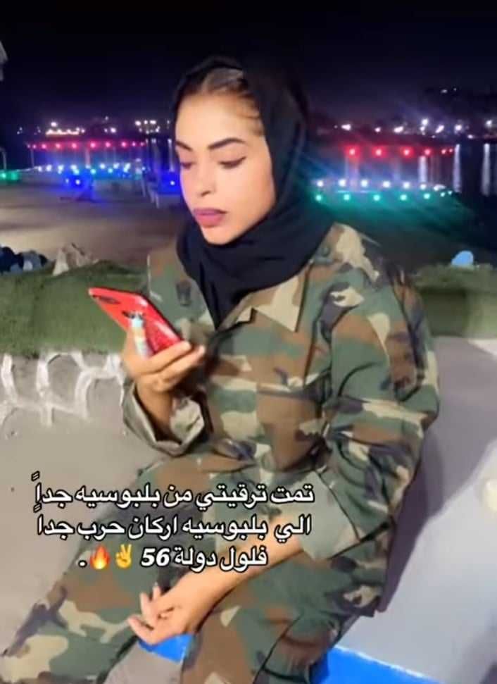 شاهد بالصورة والفيديو.. حسناء سودانية تخطف قلوب المتابعين وهي تستعرض جمالها بــ(الكاكي) الخاص بالجيش وتعلن دعمها للقوات المسلحة ومتابعون: (التحية لأخوات نسيبة)
