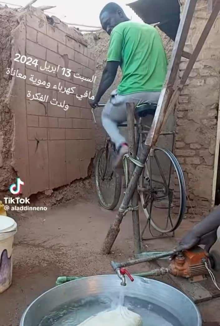 شاهد بالصورة والفيديو.. “المعاناة تولد الإبداع” بعد انقطاع الماء والكهرباء.. سوداني ينجح في استخراج مياه الشرب مستخدماً “العجلة” كموتور كهرباء