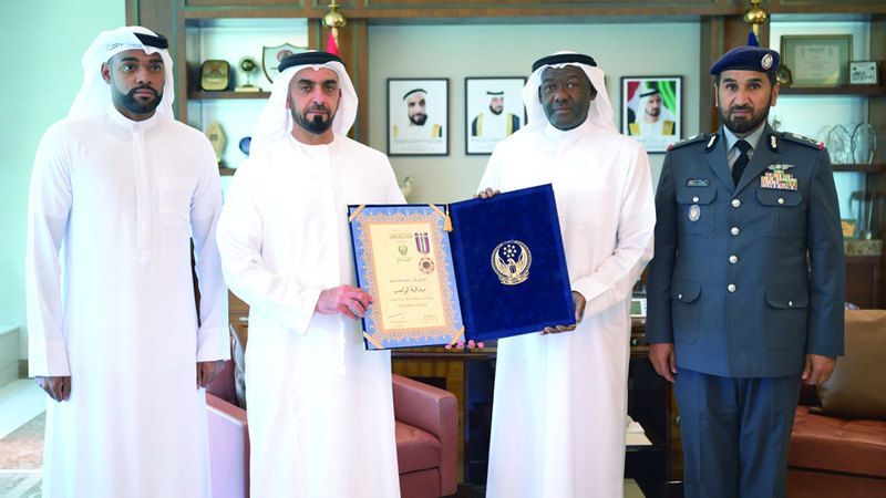 الامارات | سيف بن زايد يسلّم ميدالية الواجب لعائلتي منتسبين من شرطة أبوظبي