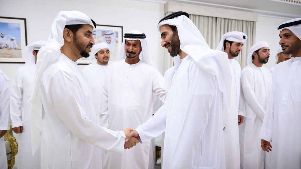 حمدان بن زايد يزور المواطن حمد سعيد المزروعي بمنزله في جزيرة دلما