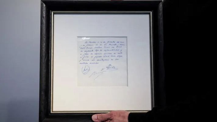 منديل بعقد ميسي مع برشلونة يباع بمليون دولار