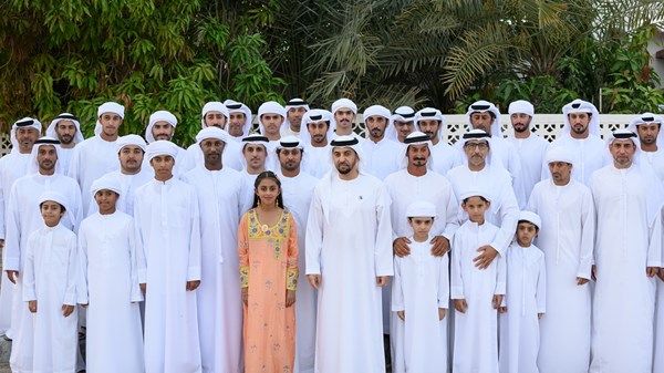 حمدان بن زايد يزور المواطن حمد سعيد المزروعي بمنزله في جزيرة دلما