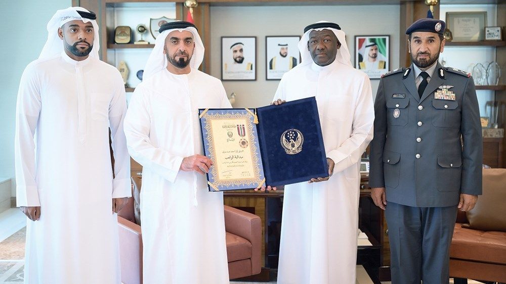 سيف بن زايد يكرم منتسبين من «شرطة أبوظبي» توفيا أثناء أداء واجبهما الوطني
