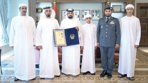 سيف بن زايد يكرم منتسبين من «شرطة أبوظبي» توفيا أثناء أداء واجبهما الوطني