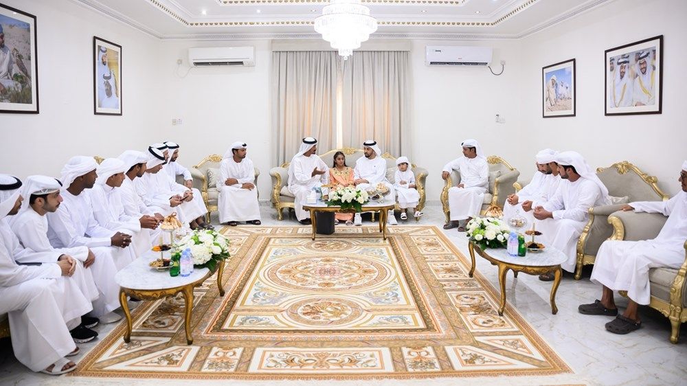 حمدان بن زايد يزور المواطن حمد سعيد المزروعي بمنزله في جزيرة دلما