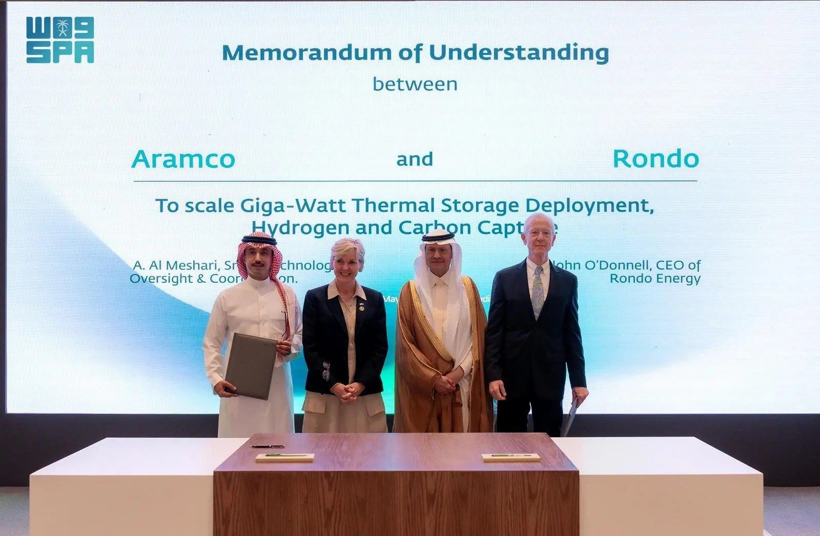 أرامكو السعودية توقع 3 مذكرات تفاهم خلال زيارة وزير الطاقة الأمريكي