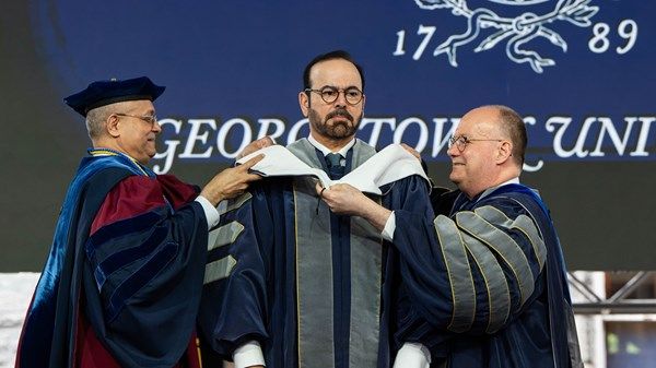 «جورج تاون» الأميركية تمنح محمد القرقاوي الدكتوراه الفخرية في الإدارة الحكومية