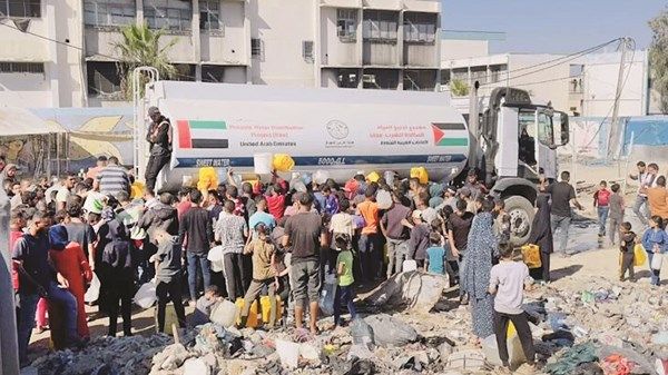 «الفارس الشهم 3» توزع مياه الشرب على النازحين في خان يونس