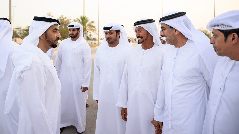 حمدان بن زايد يزور المواطن حمد سعيد المزروعي بمنزله في جزيرة دلما