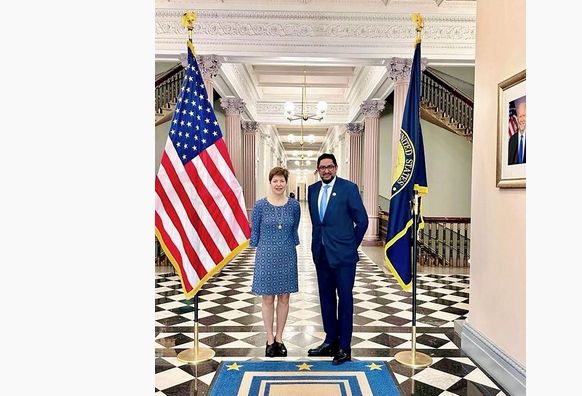 أمين عام منتدى أبوظبي للسلم ومساعدة الرئيس الأميركي يبحثان جهود صناع السّلام العالمي