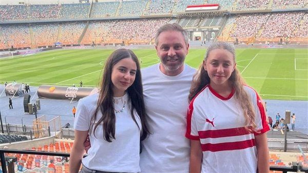 حازم إمام وبناته يدعمان الزمالك أمام نهضة بركان