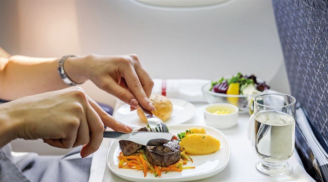 الامارات | أغذية لا ينصح بها على متن الطائرة