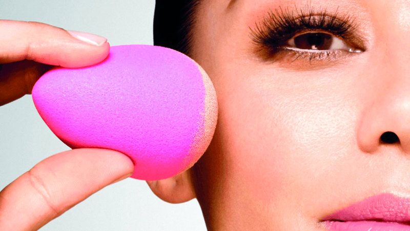 الامارات | إسفنجة الماكياج.. انتبهي إلى البكتيريا العالقة