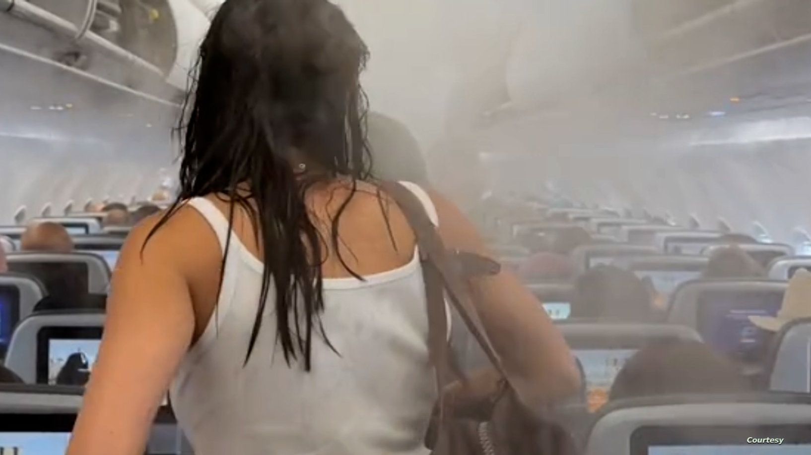 الامارات | ضباب وامطار تتساقط داخل طائرة متجهة إلى نيويورك