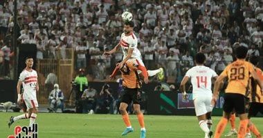 لاعب نهضة بركان ينقذ دونجا من السقوط على أرضية الملعب