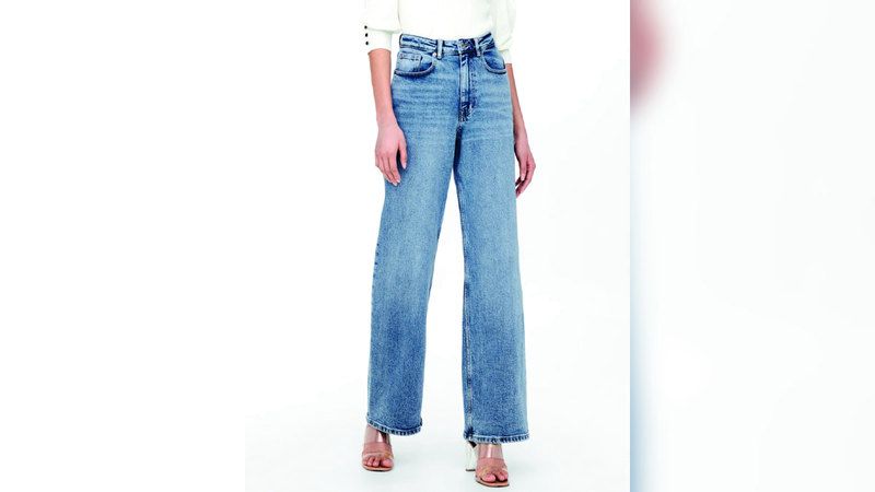 الامارات | «الجينز» يطل بأرجل واسعة.. ولمسة جاذبية