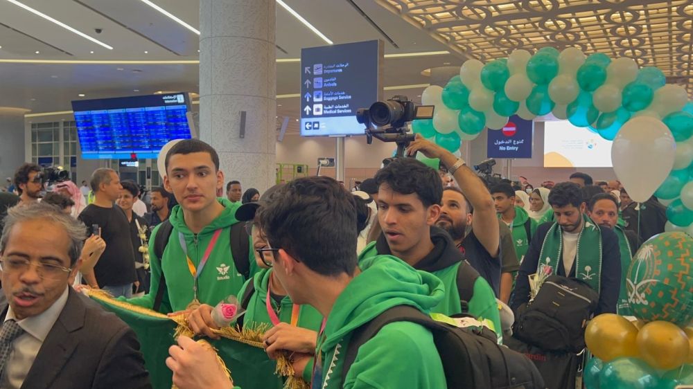 شاهد.. أولى لقطات وصول طلاب "آيسف" الحاصلين على 27 جائزة دولية