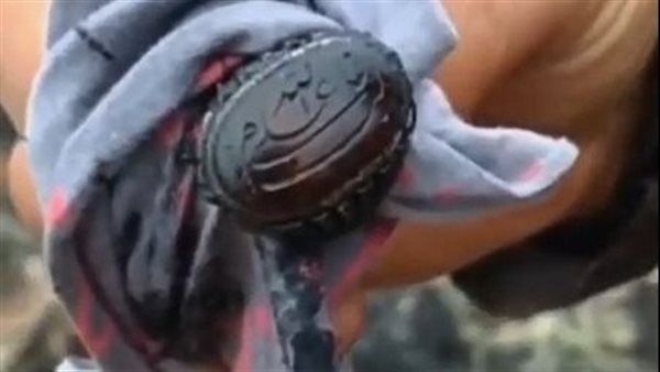 شاهد.. لحظة العثور على خاتم الرئيس الإيراني وسط حطام مروحيته