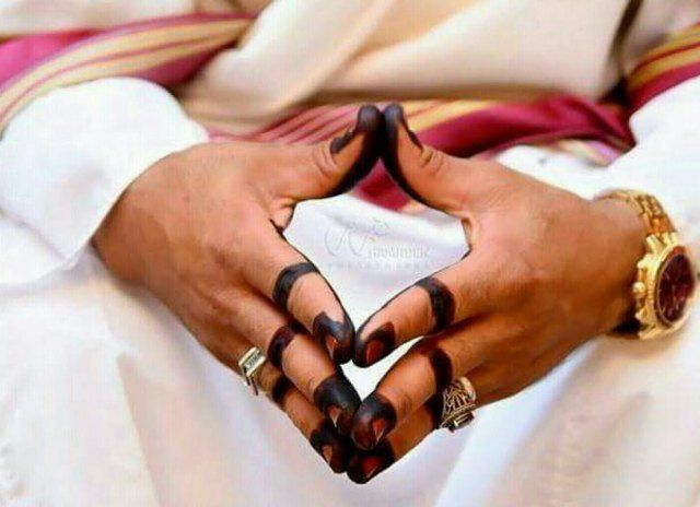 شاهد بالفيديو.. عريس سوداني يقفز من مكانه و “الحناء” على قدميه ويرقص بشكل هستيري بعد سماعه أغنية (أخوك يا بنية) وزغاريد النساء