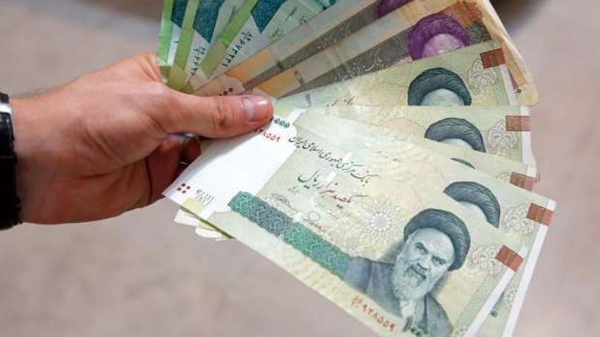 بعد حادث سقوط طائرة “إبراهيم رئيسي”.. الريال الإيراني يهوي مقابل الدولار