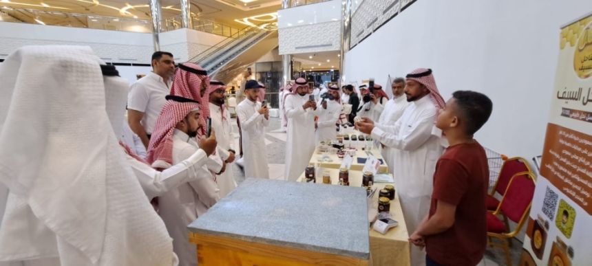 فيديو| النحل يواجه تحديات الطقس وطائر الوروار ومرض الفاروا