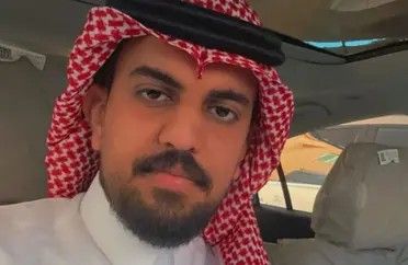 الخليج اليوم .. شاهد: لحظات مرعبة لشاب أنقذ طفلة تحركت بها السيارة في جدة