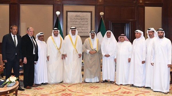 أمير الكويت يستقبل فريق منطاد الإمارات